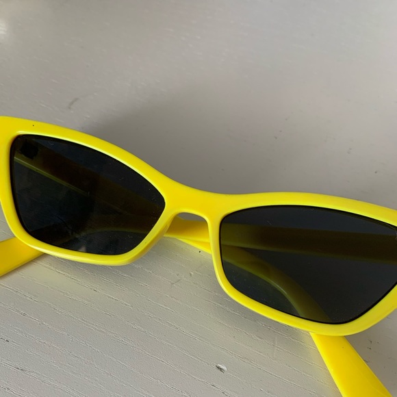 Yellow sunglasses - Picture 1 of 1